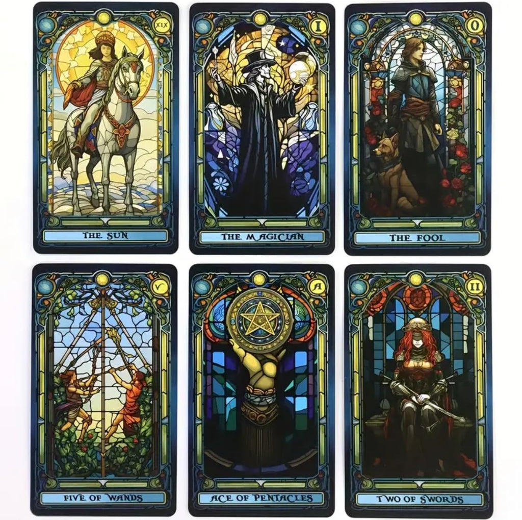 Tarocchi Stained Glass Tarot – Mazzo Completo 78 Carte in Stile Vetrata Gotica Colorata – Tarocchi Divinatori da Collezione con Illustrazioni Luminose – Carte Esoteriche per Lettura e Meditazione