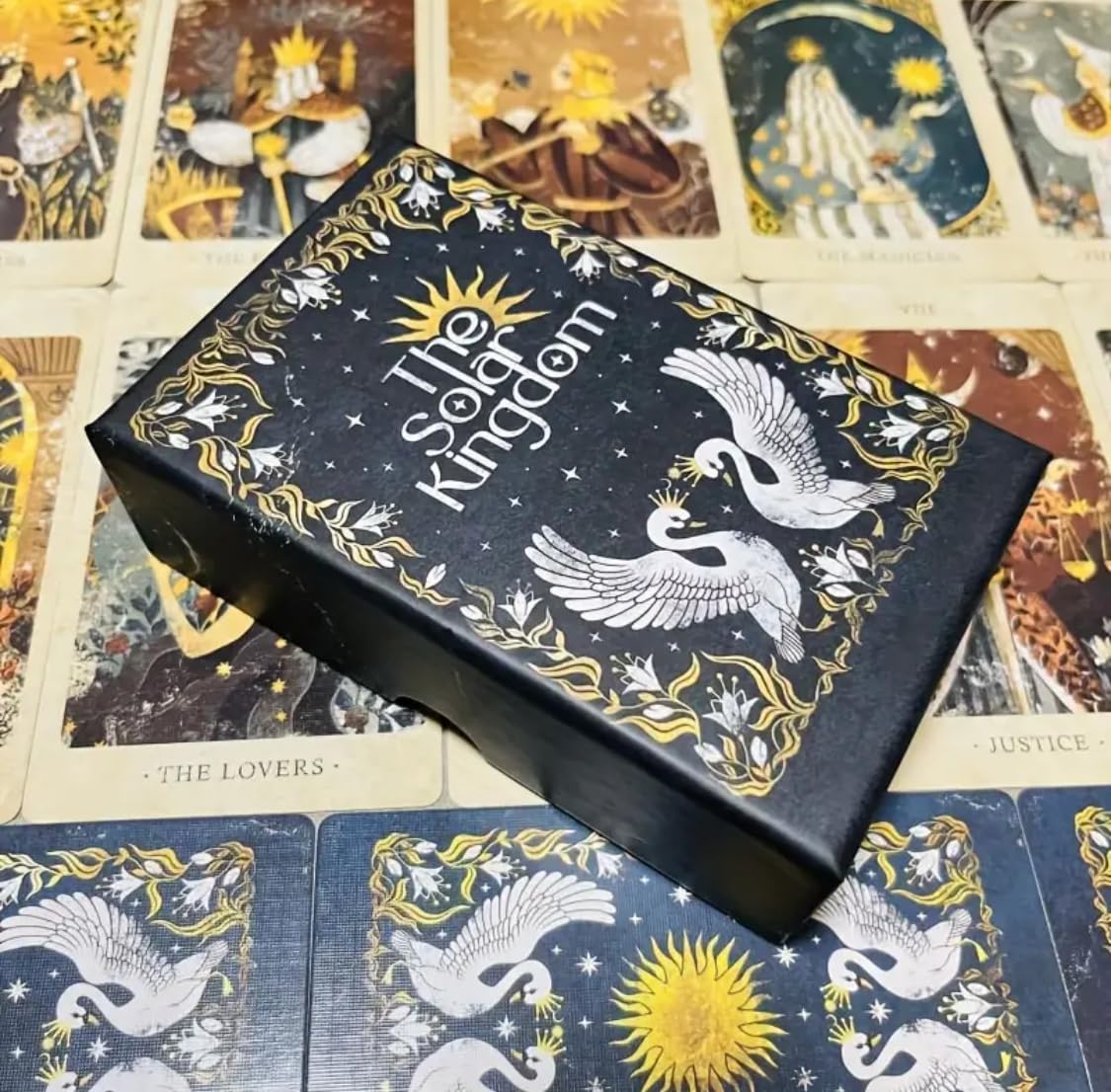 Generico Tarocchi The Solar Kingdom Tarot, Set di 86 Carte Illustrate, Arcani Maggiori e Minori con Carte Extra, Design Celestiale con Sole e Colombe