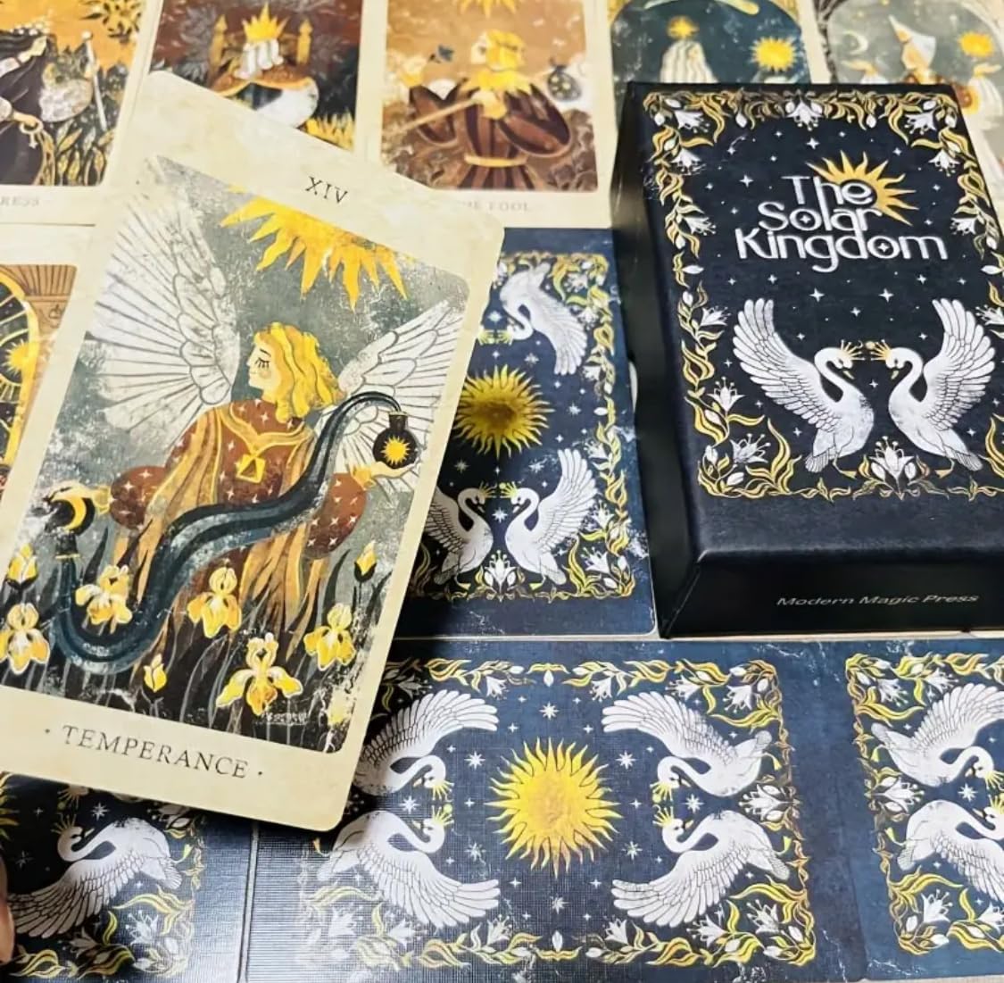 Generico Tarocchi The Solar Kingdom Tarot, Set di 86 Carte Illustrate, Arcani Maggiori e Minori con Carte Extra, Design Celestiale con Sole e Colombe